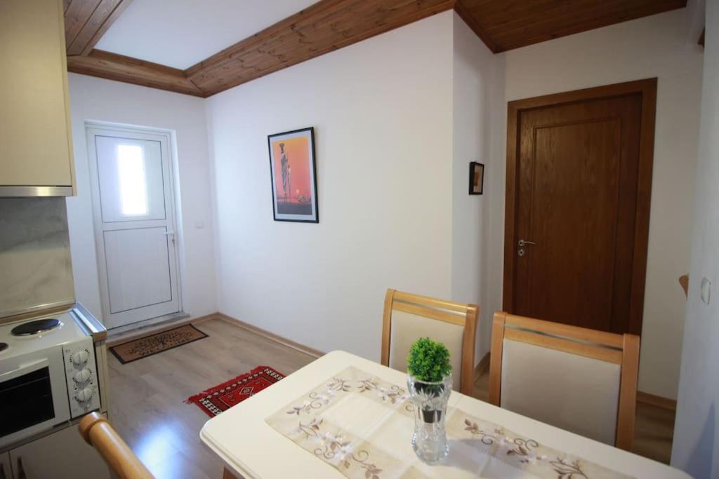 Апартаменты Emblematic House 3 Гирокастра Экстерьер фото