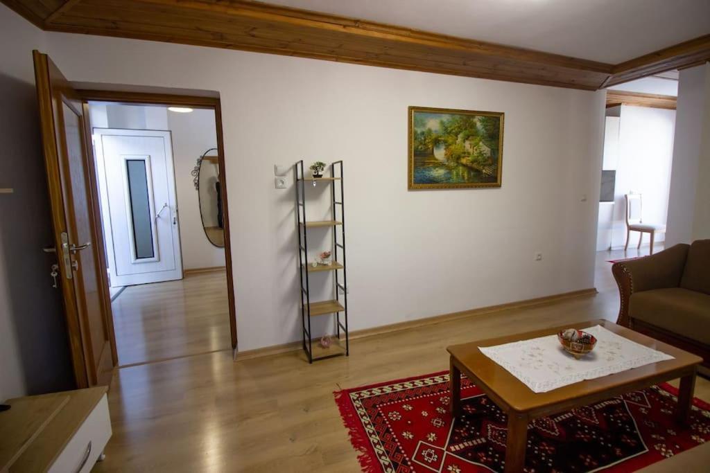 Апартаменты Emblematic House 3 Гирокастра Экстерьер фото