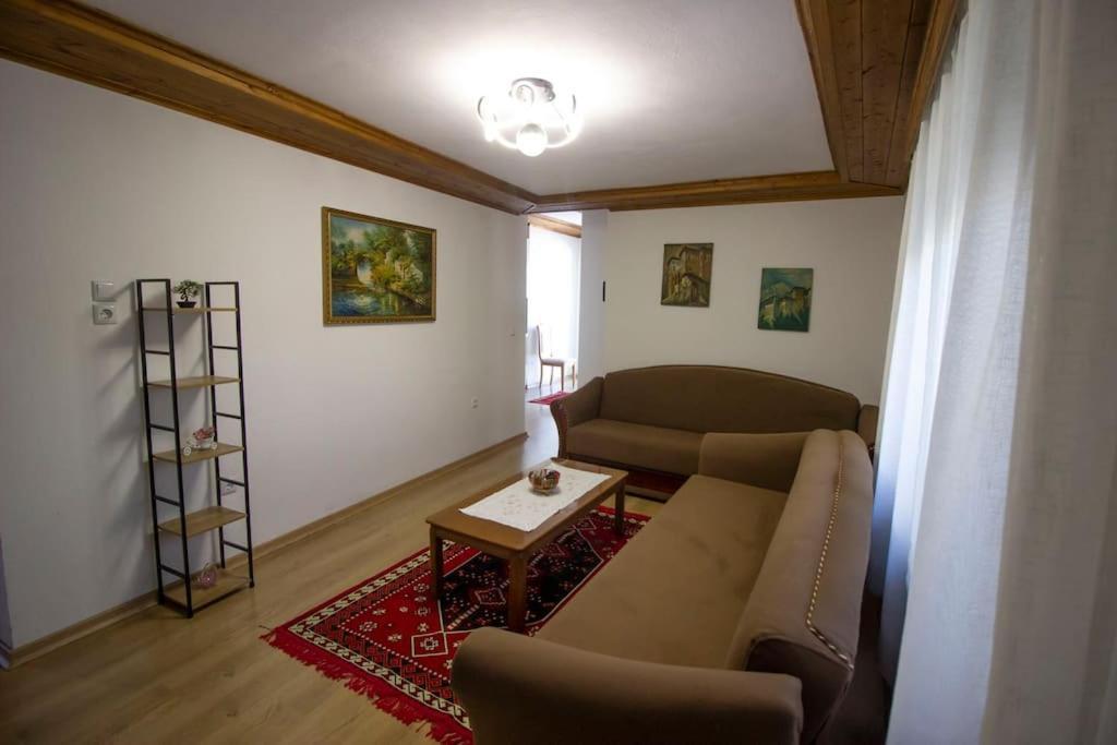 Апартаменты Emblematic House 3 Гирокастра Экстерьер фото