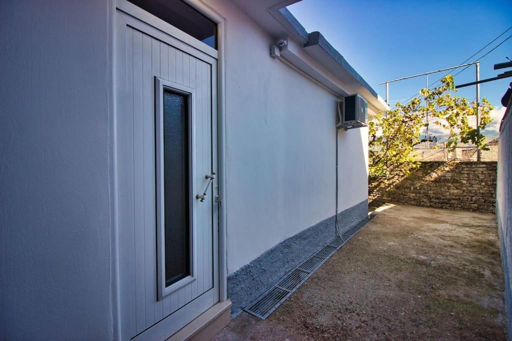 Апартаменты Emblematic House 3 Гирокастра Экстерьер фото