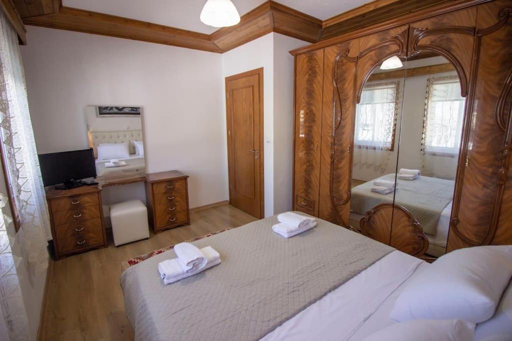 Апартаменты Emblematic House 3 Гирокастра Экстерьер фото