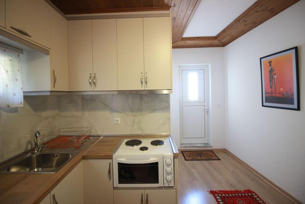Апартаменты Emblematic House 3 Гирокастра Экстерьер фото