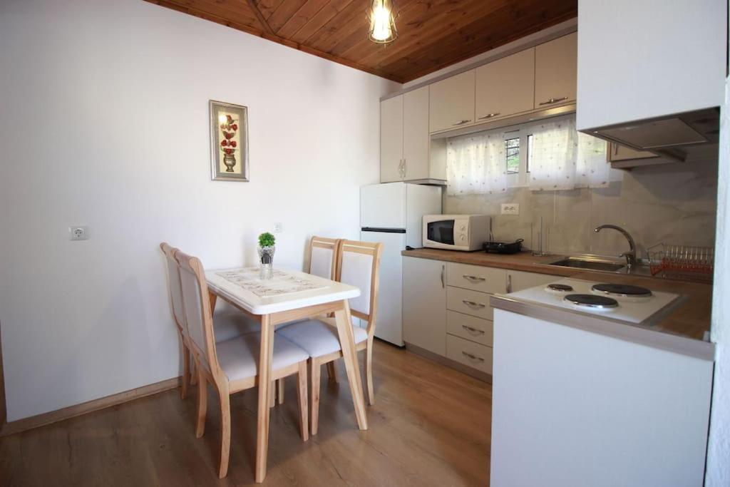 Апартаменты Emblematic House 3 Гирокастра Экстерьер фото