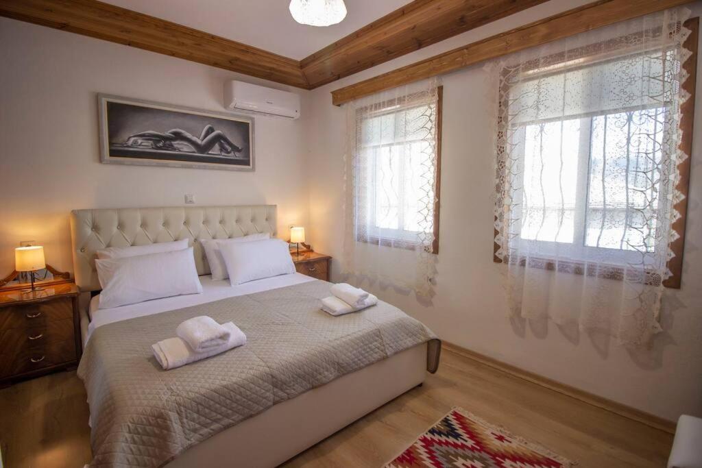Апартаменты Emblematic House 3 Гирокастра Экстерьер фото