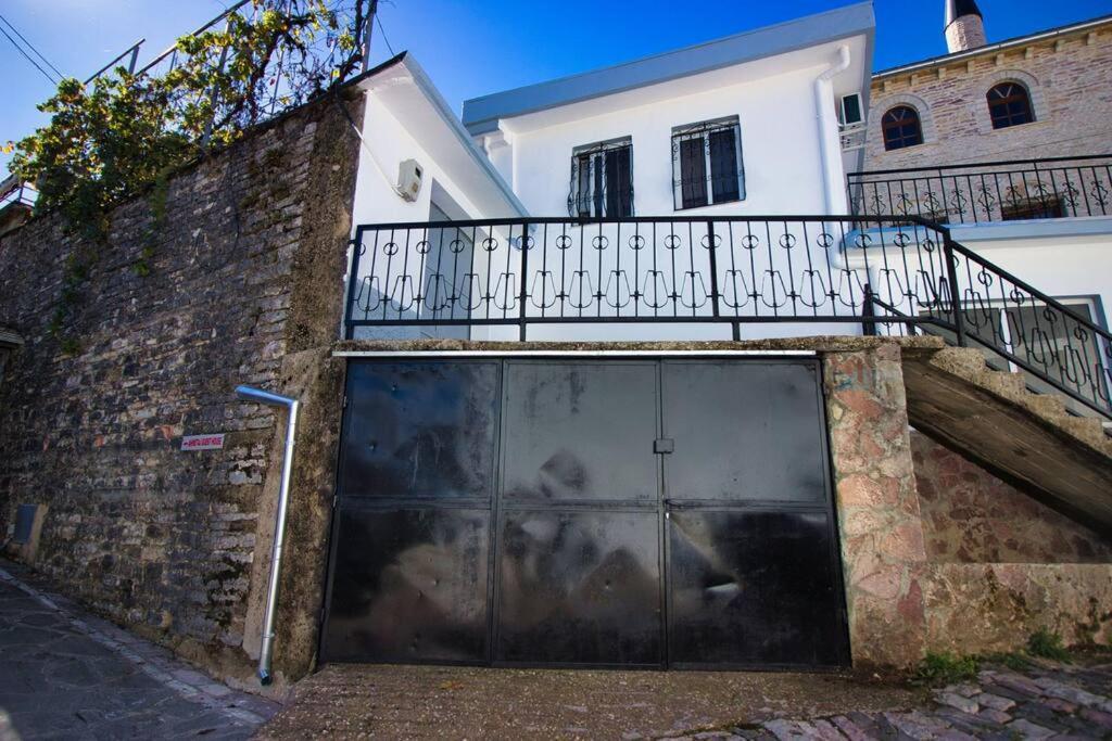 Апартаменты Emblematic House 3 Гирокастра Экстерьер фото