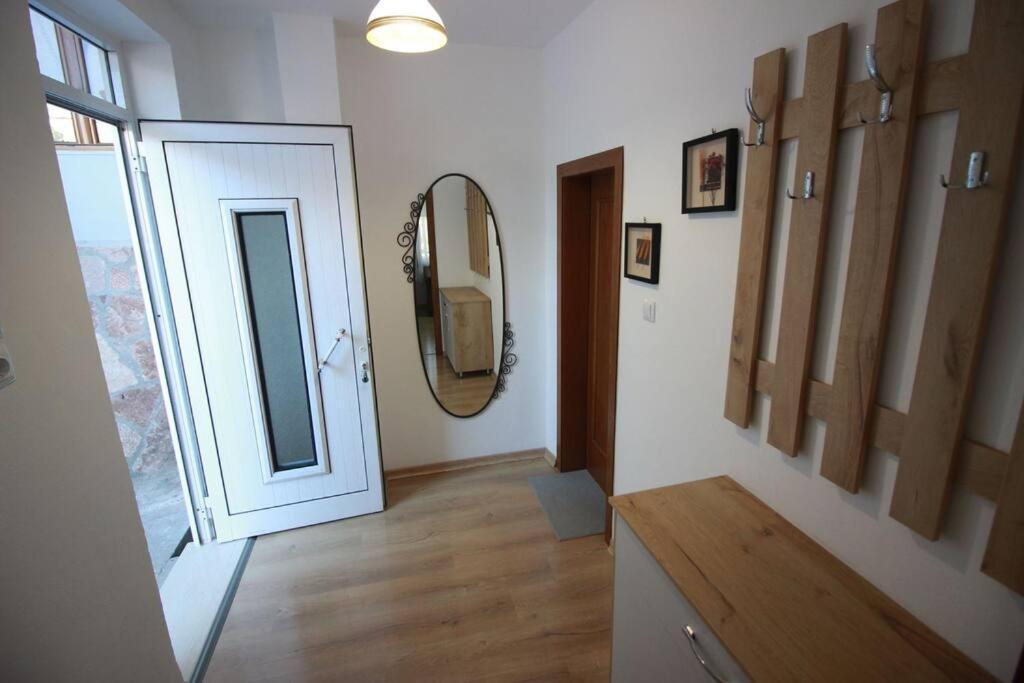 Апартаменты Emblematic House 3 Гирокастра Экстерьер фото
