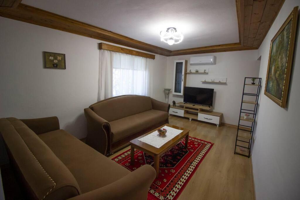Апартаменты Emblematic House 3 Гирокастра Экстерьер фото