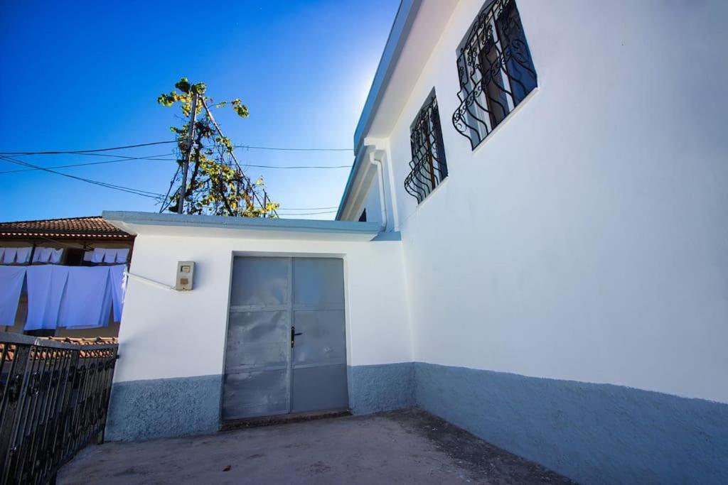 Апартаменты Emblematic House 3 Гирокастра Экстерьер фото