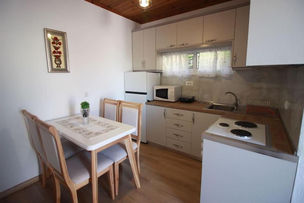 Апартаменты Emblematic House 3 Гирокастра Экстерьер фото