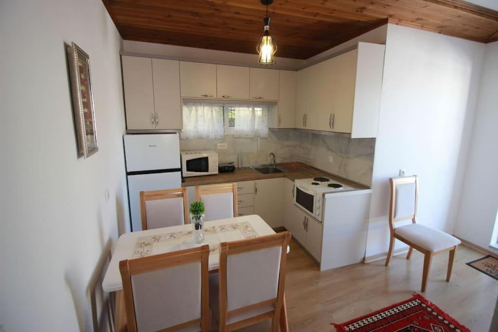 Апартаменты Emblematic House 3 Гирокастра Экстерьер фото