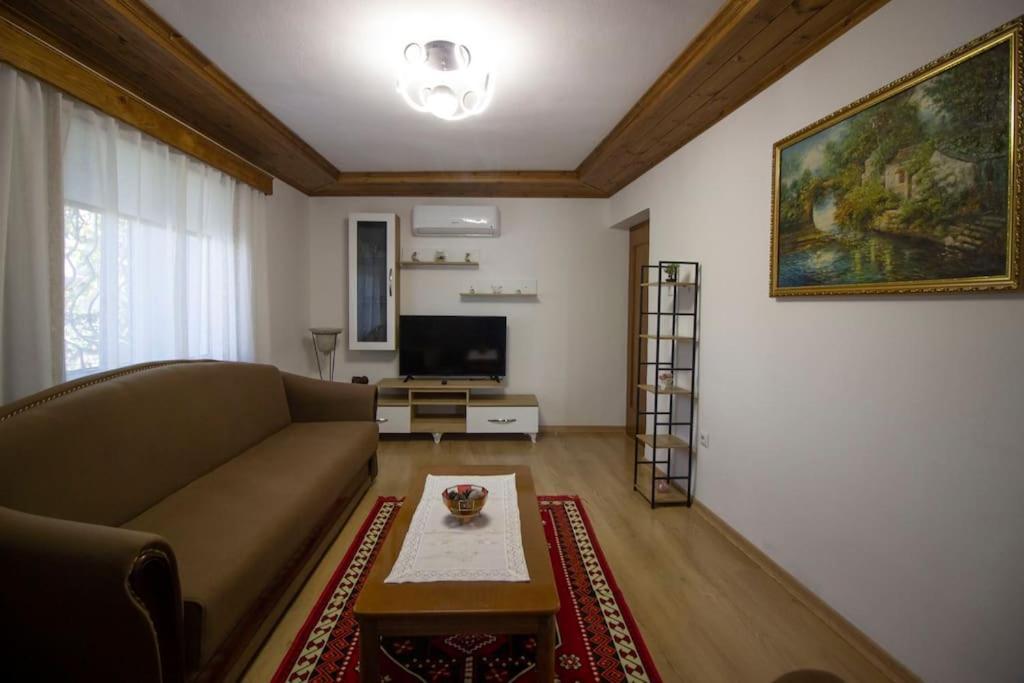 Апартаменты Emblematic House 3 Гирокастра Экстерьер фото