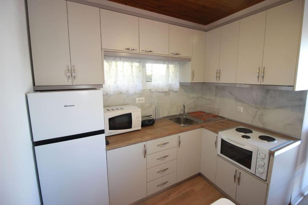 Апартаменты Emblematic House 3 Гирокастра Экстерьер фото