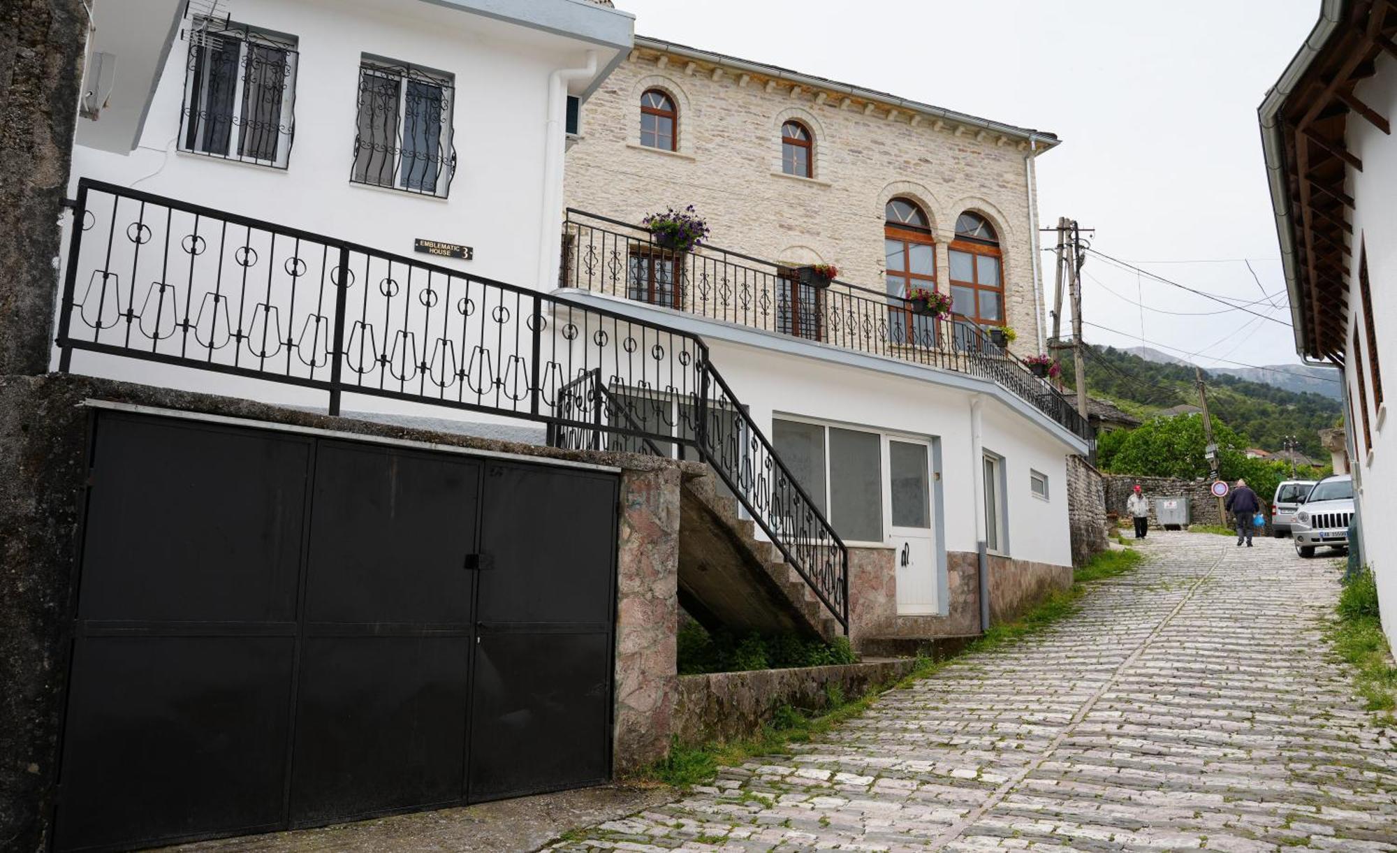 Апартаменты Emblematic House 3 Гирокастра Экстерьер фото