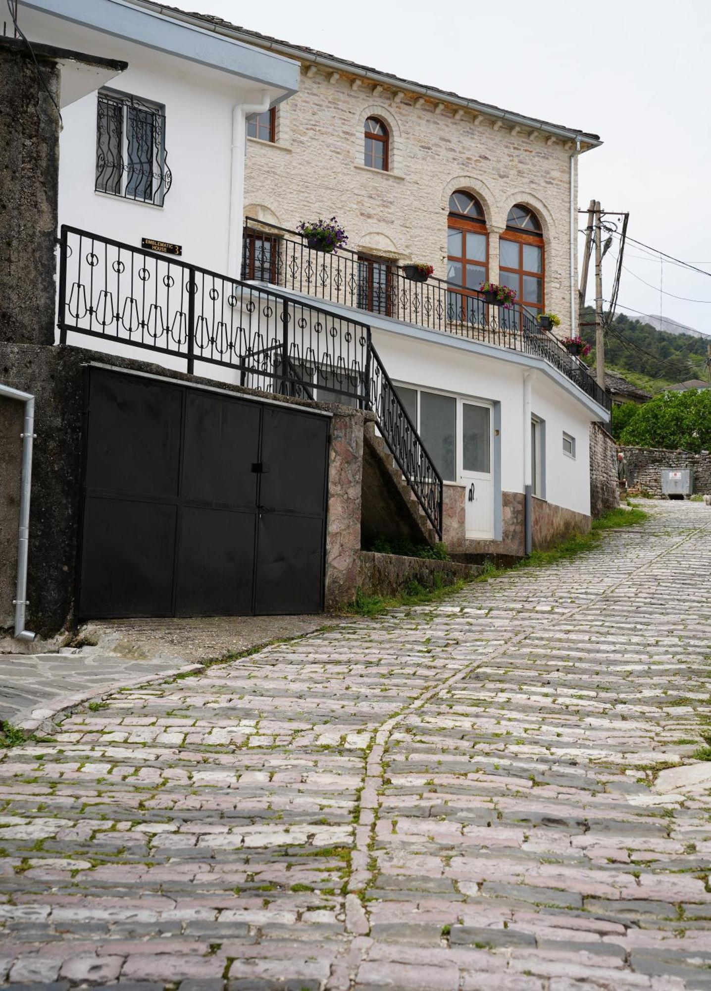 Апартаменты Emblematic House 3 Гирокастра Экстерьер фото